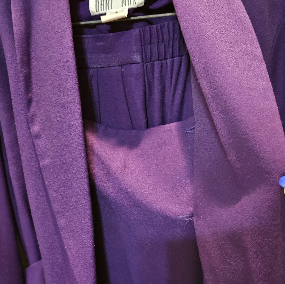 Business or causal fun pant suit.